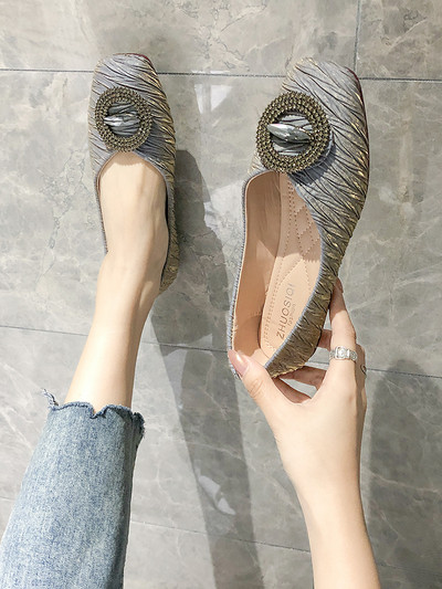 Γυναικεία casual παπούτσια με επίπεδη σόλα και μεταλλική διακόσμηση