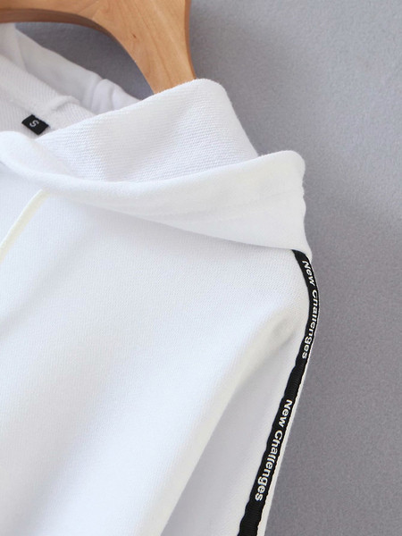 Modern lezser szett rövid pulóverből és hosszú nadrágból