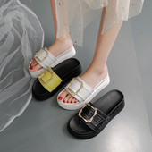 Női papucs magas talppal és fém csattal