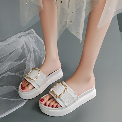 Női papucs magas talppal és fém csattal