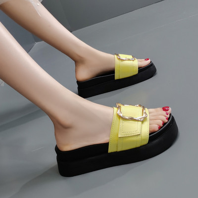 Női papucs magas talppal és fém csattal