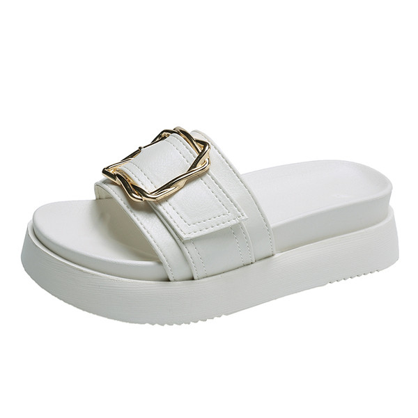 Női papucs magas talppal és fém csattal