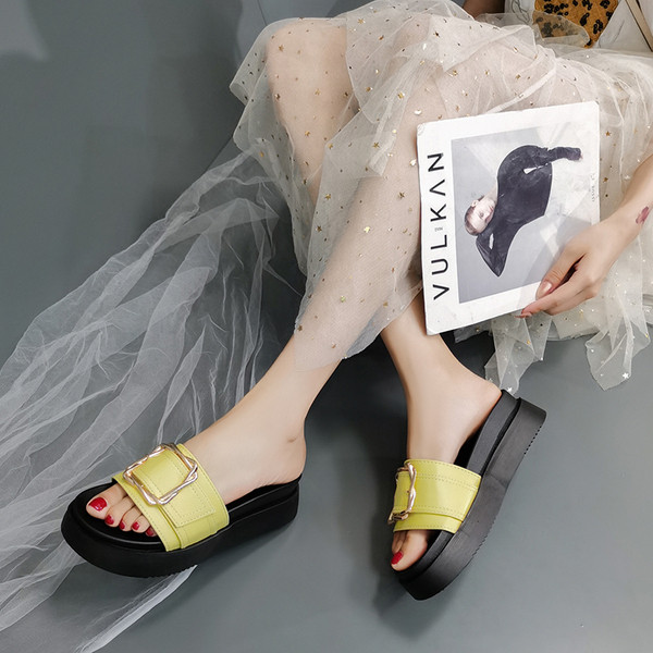 Női papucs magas talppal és fém csattal