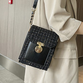 Női válltáska fém elemekkel