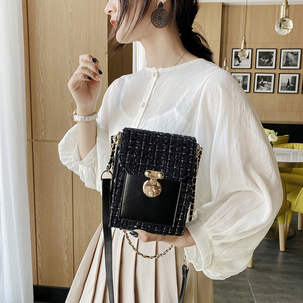 Női válltáska fém elemekkel