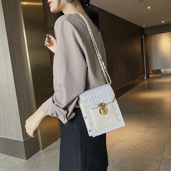 Női válltáska fém elemekkel