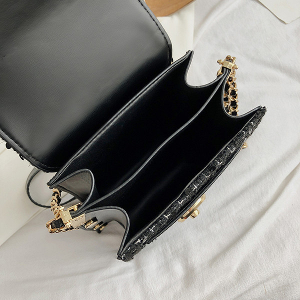 Női válltáska fém elemekkel