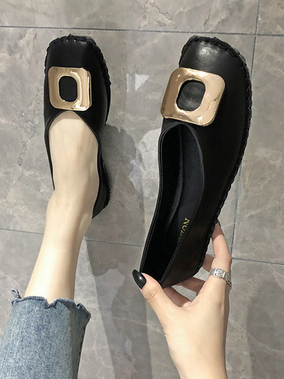 Γυναικεία casual παπούτσια από οικολογικό δέρμα με μεταλλική διακόσμηση
