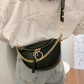 Mala ženska torba sa metalnim elementima i dugom ručkom