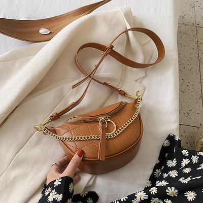 Mala ženska torba sa metalnim elementima i dugom ručkom