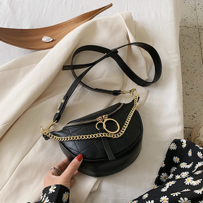 Mala ženska torba sa metalnim elementima i dugom ručkom