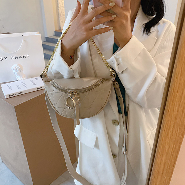 Mala ženska torba sa metalnim elementima i dugom ručkom