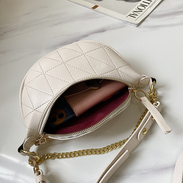 Mala ženska torba sa metalnim elementima i dugom ručkom