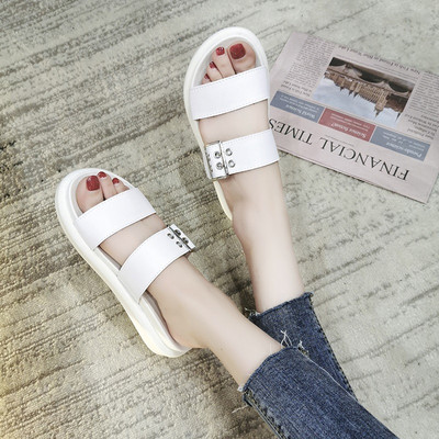 Alkalmi női papucs lapos talppal és csattal