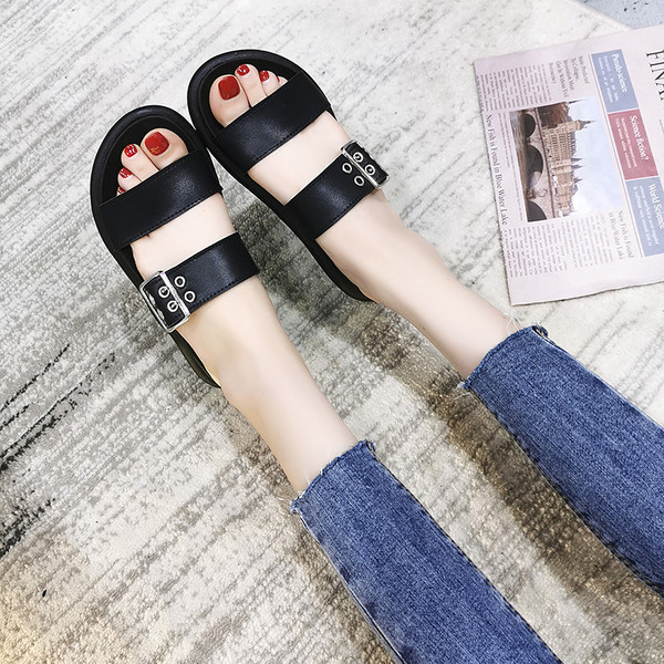 Alkalmi női papucs lapos talppal és csattal