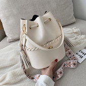 Mindennapi kézitáska bojttal