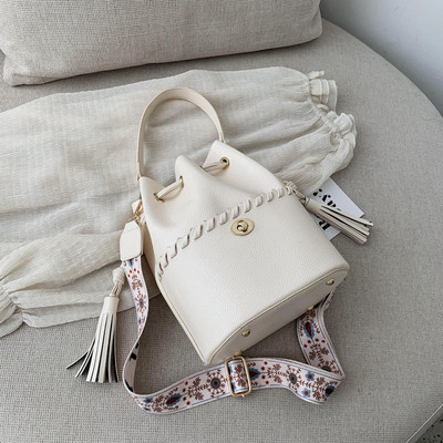 Mindennapi kézitáska bojttal