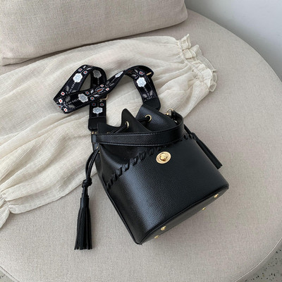 Mindennapi kézitáska bojttal