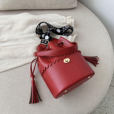 Mindennapi kézitáska bojttal