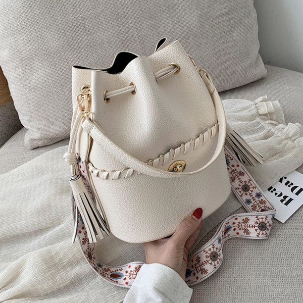 Mindennapi kézitáska bojttal