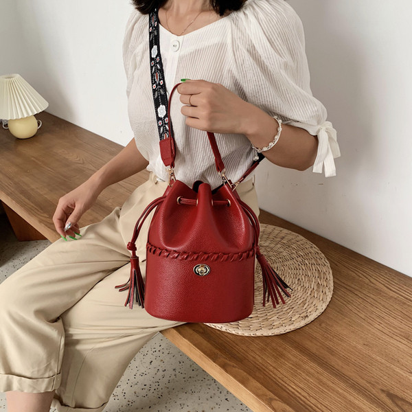 Mindennapi kézitáska bojttal