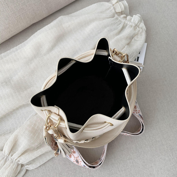 Mindennapi kézitáska bojttal