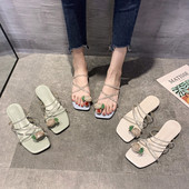 Modern papucs kövekkel és alacsony sarkú