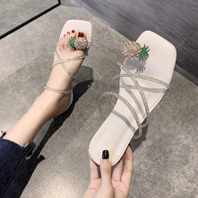 Modern papucs kövekkel és alacsony sarkú