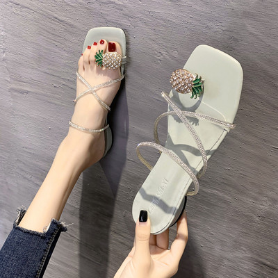 Modern papucs kövekkel és alacsony sarkú