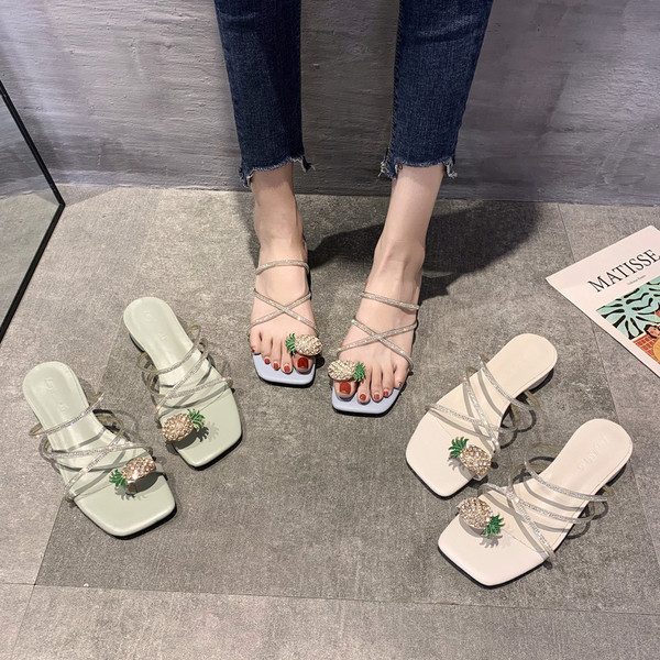 Modern papucs kövekkel és alacsony sarkú