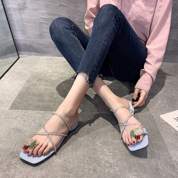 Modern papucs kövekkel és alacsony sarkú