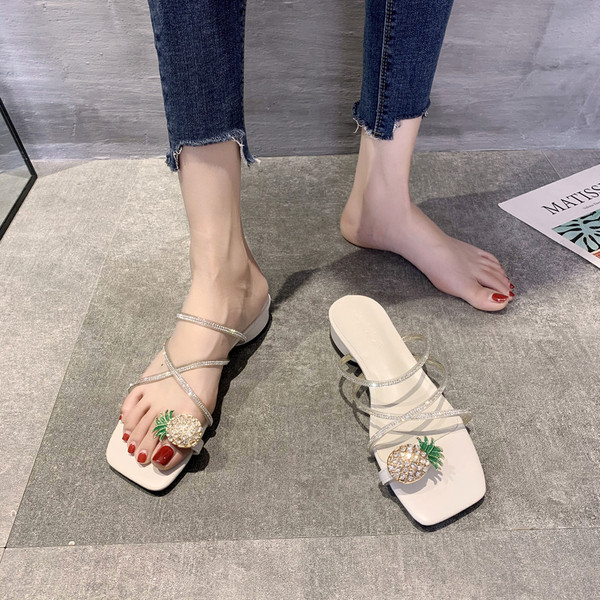 Modern papucs kövekkel és alacsony sarkú