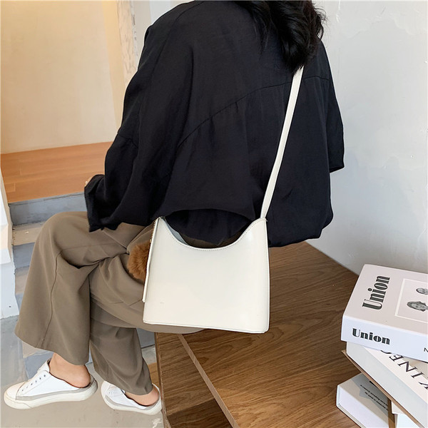 Retro stílusú női táska eko bőrből, cipzárral