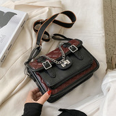 Női négyszögletes táska csatokkal és hosszú fogantyúval