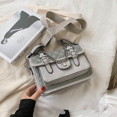 Női négyszögletes táska csatokkal és hosszú fogantyúval