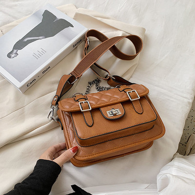 Női négyszögletes táska csatokkal és hosszú fogantyúval