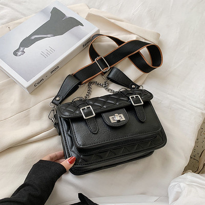 Női négyszögletes táska csatokkal és hosszú fogantyúval