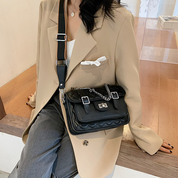 Női négyszögletes táska csatokkal és hosszú fogantyúval