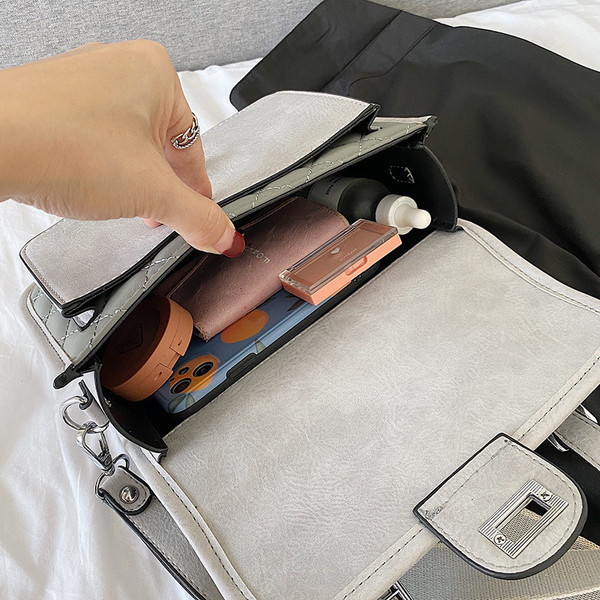 Női négyszögletes táska csatokkal és hosszú fogantyúval