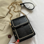 Női bőr táska fém elemekkel