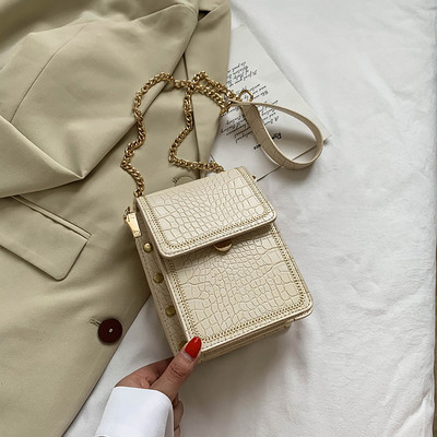 Női bőr táska fém elemekkel