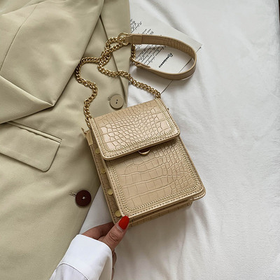 Női bőr táska fém elemekkel