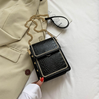 Női bőr táska fém elemekkel