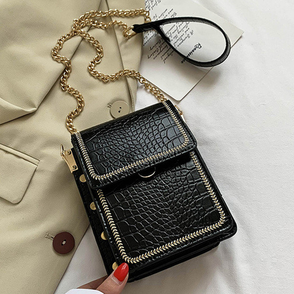 Női bőr táska fém elemekkel