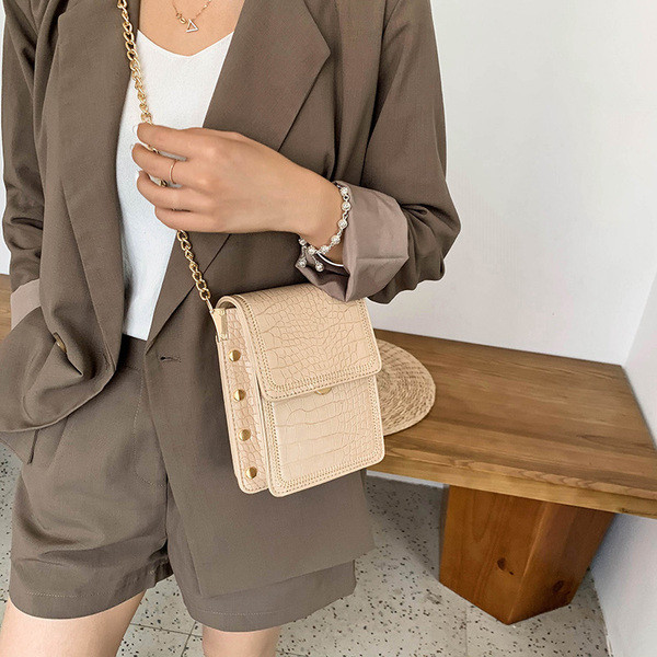 Női bőr táska fém elemekkel