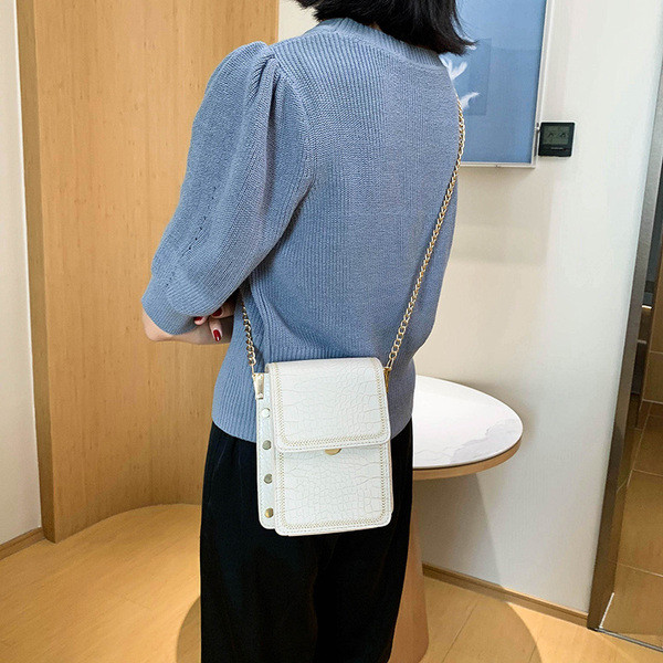 Női bőr táska fém elemekkel