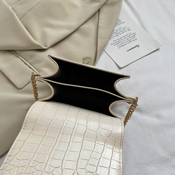 Női bőr táska fém elemekkel