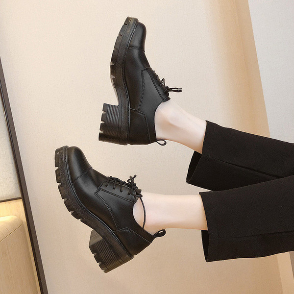 Női bőrcipő fűzős szilikon talppal