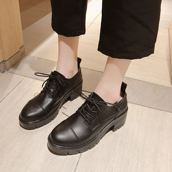 Női bőrcipő fűzős szilikon talppal