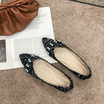 Stílusos női cipő hegyes modell lapos talppal és gyöngyökkel